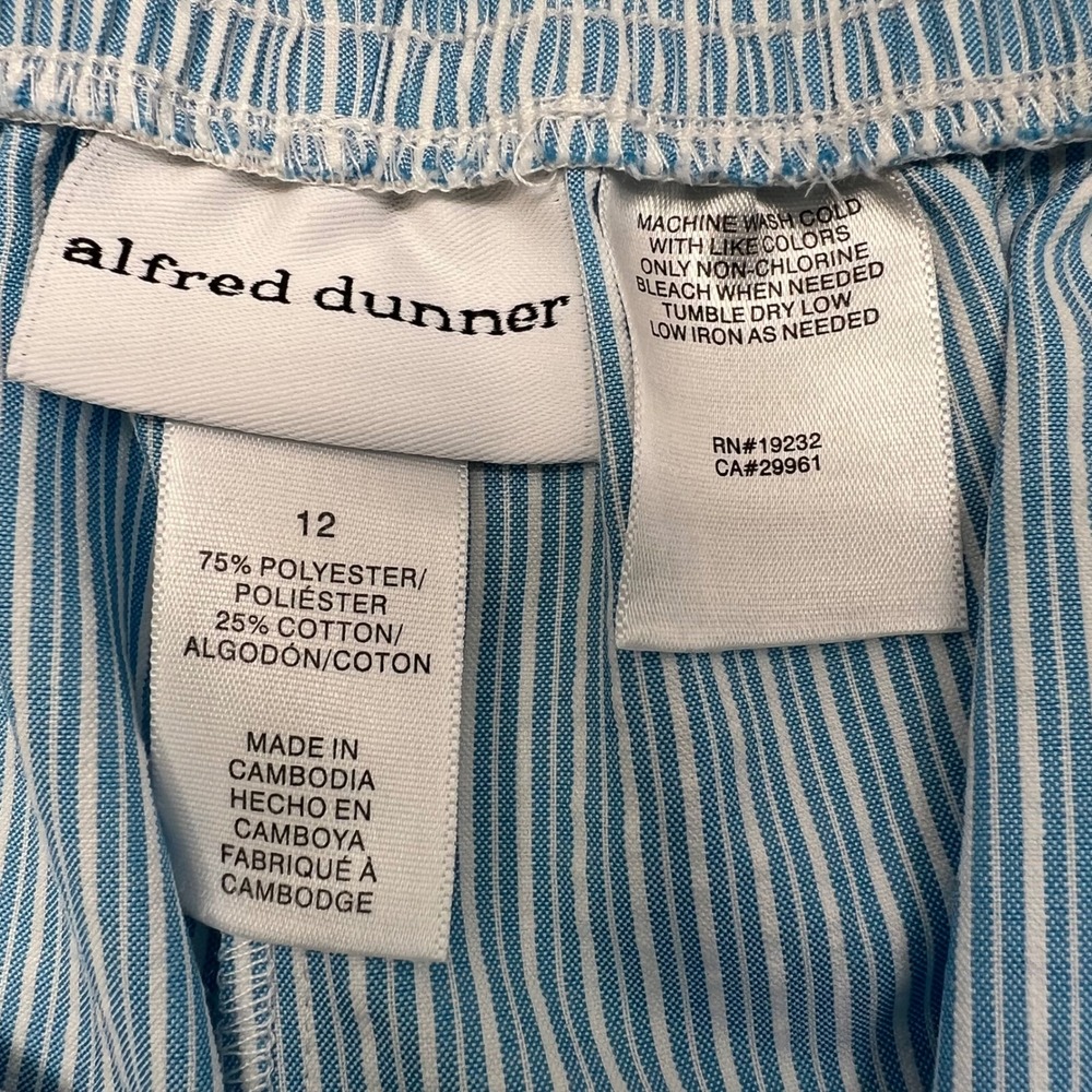 Alfred Dunner Striped Capri Pants Womens 12 Blue White Seersucker Pull On - Picture 2 of 9